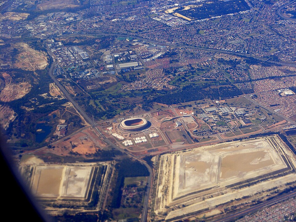 Vista aérea de un estadio de fútbol durante un partido nocturno