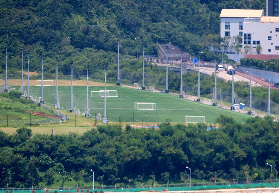 Vista aérea de un partido de fútbol en estadio lleno