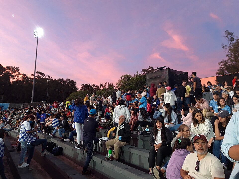 Aficionados viendo un partido decisivo en un bar deportivo