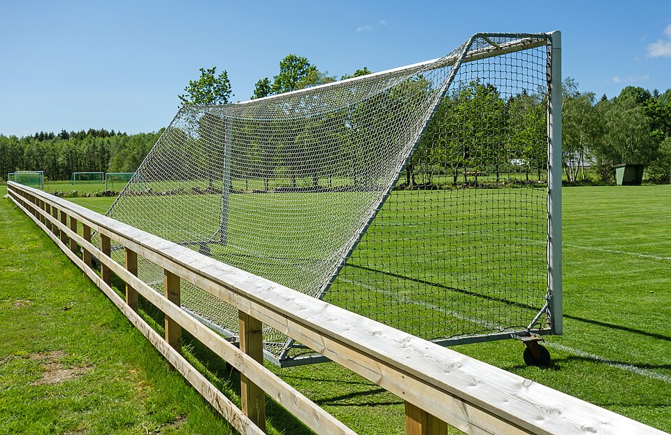 Aficionados siguiendo un partido de Premier League en un bar deportivo