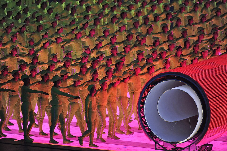 Tribunas llenas en una arena de baloncesto durante un partido nocturno