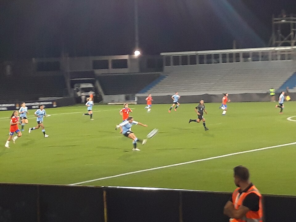 Disputa de balón en partido de Primera División peruana
