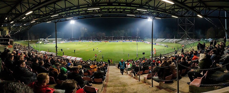 Estadio iluminado durante un partido de fútbol argentino